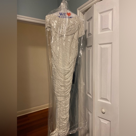 White Gown/Dress - Picture 5 of 5